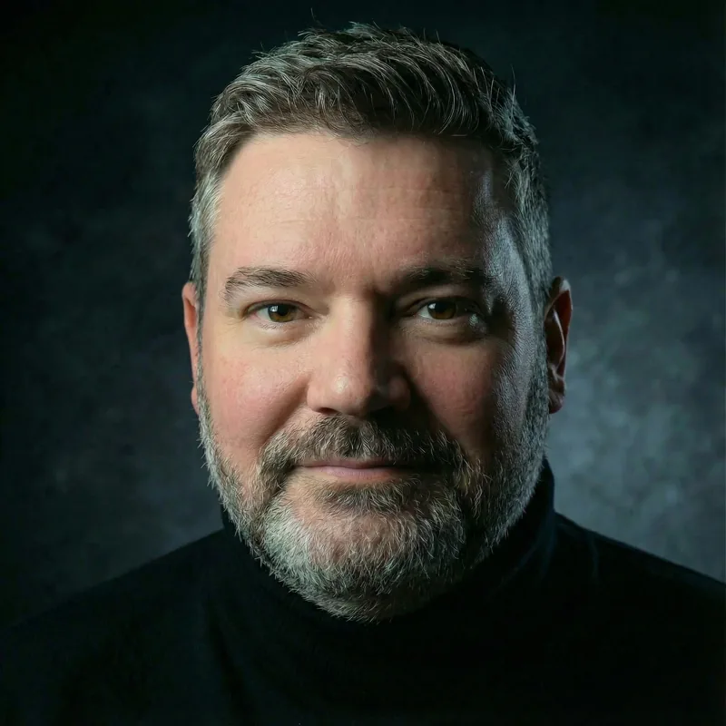 Rafa Silvestrini, locutor publicitário brasileiro, retrato em estúdio